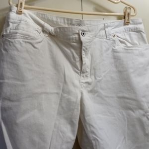 Izod shorts. Size 16. White